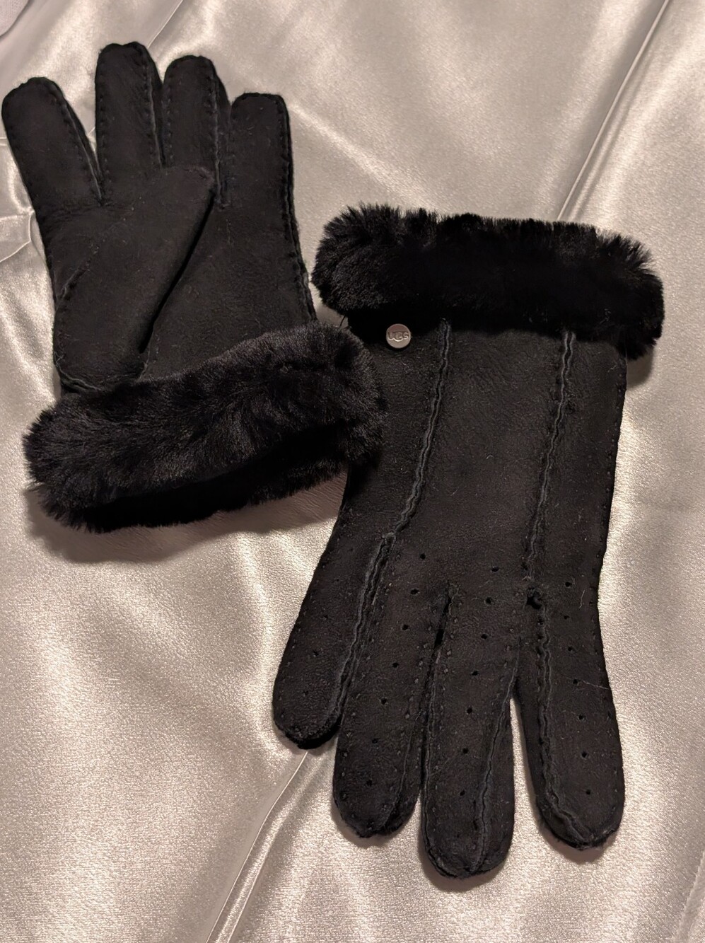 UGG Australi Perforated Genuine Shearling Suede Gloves in Black Sz S/P - Picture 6 of 7